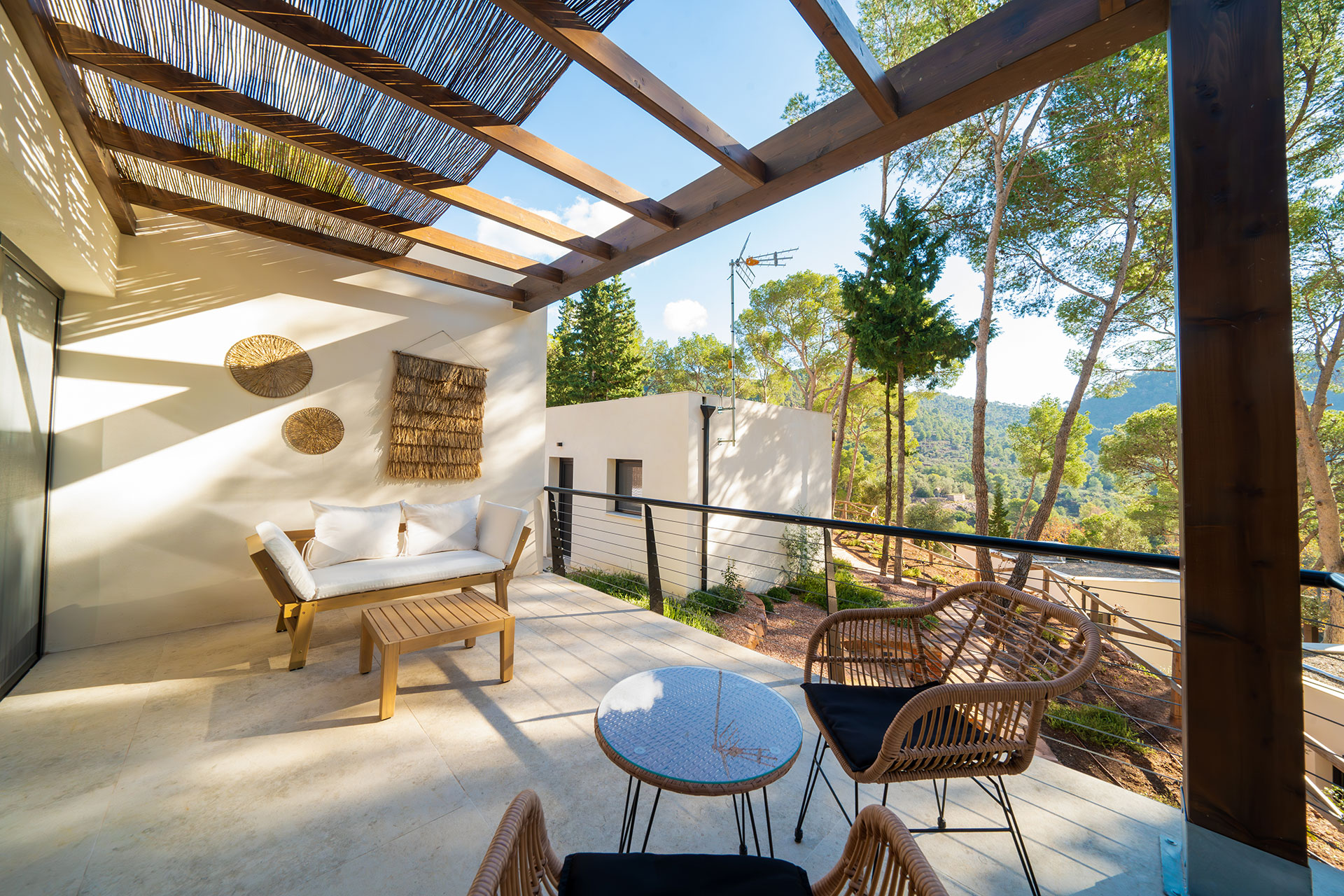 Terraza exterior privada con sofá doble y 2 sillas