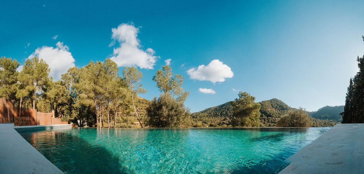 Vista panorámica de la piscina con vistas a la sierra de Valencia